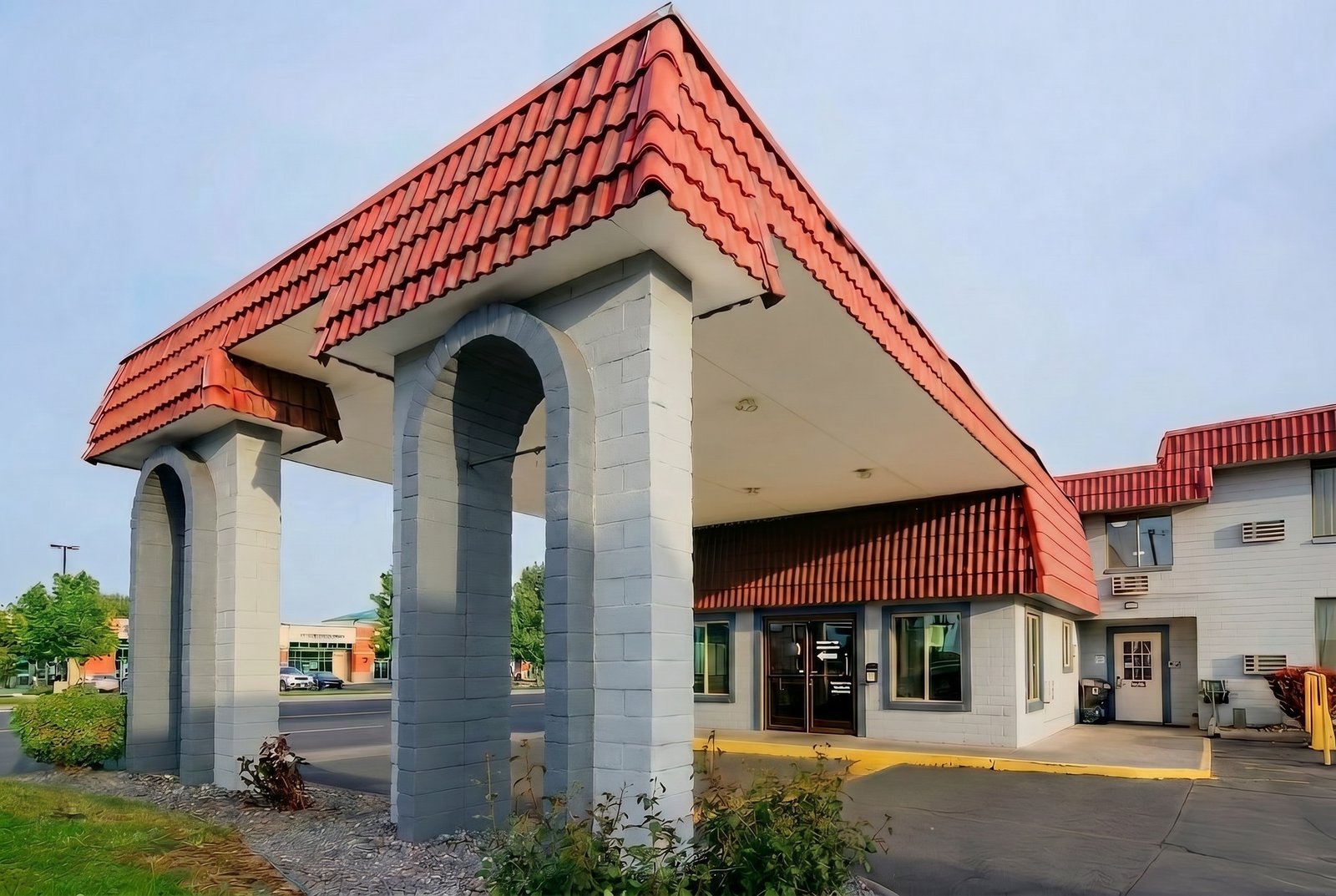 Hermiston Inn & Suites arched entrance canopy and portico
