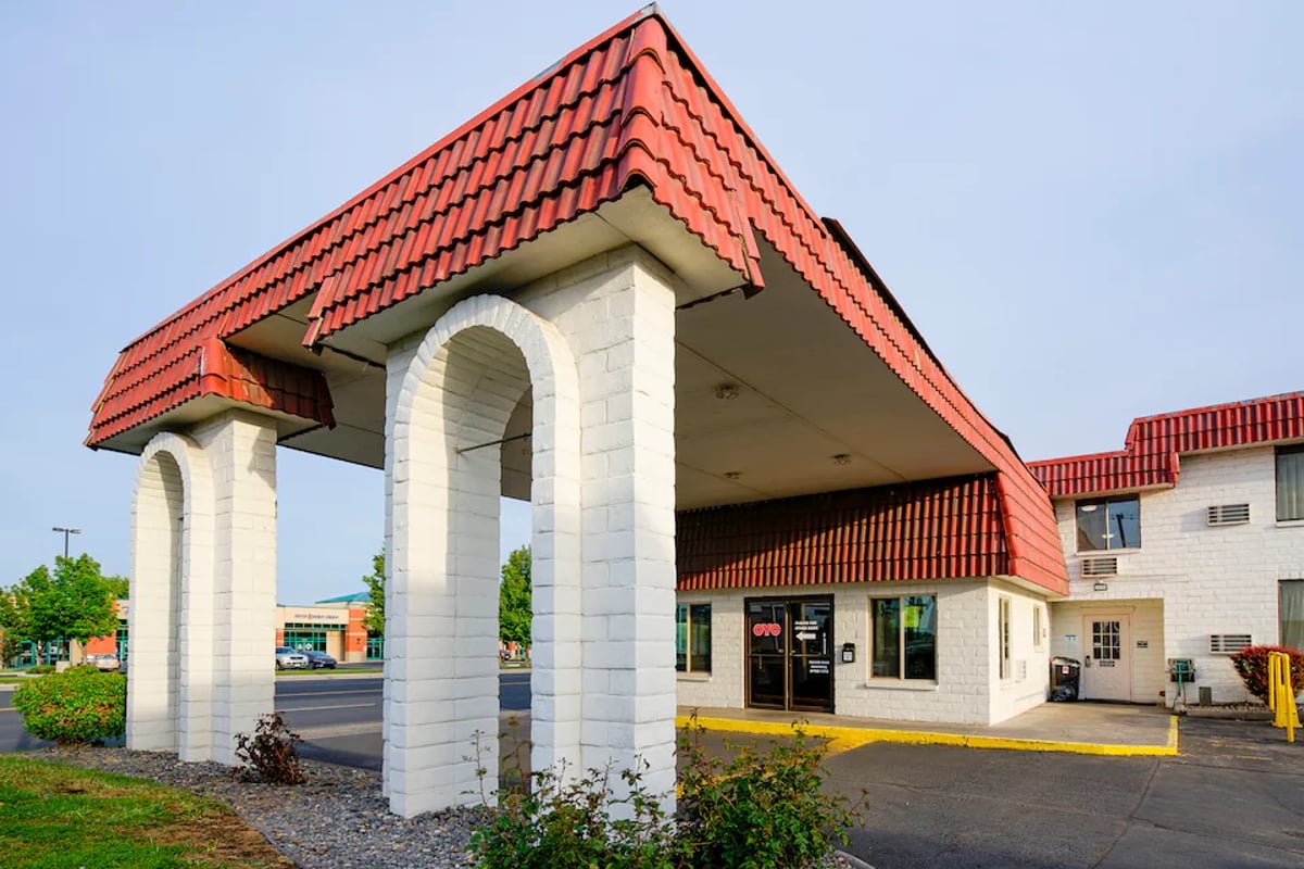 Hermiston Inn & Suites arched entrance canopy and portico