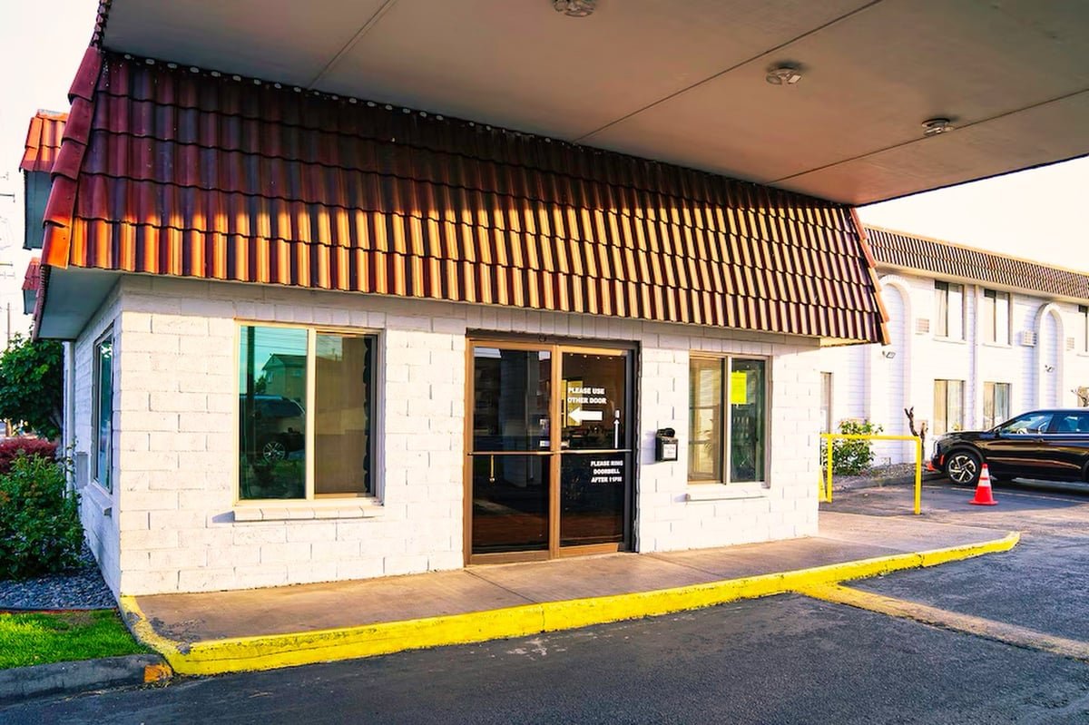 Hermiston Inn & Suites front entrance