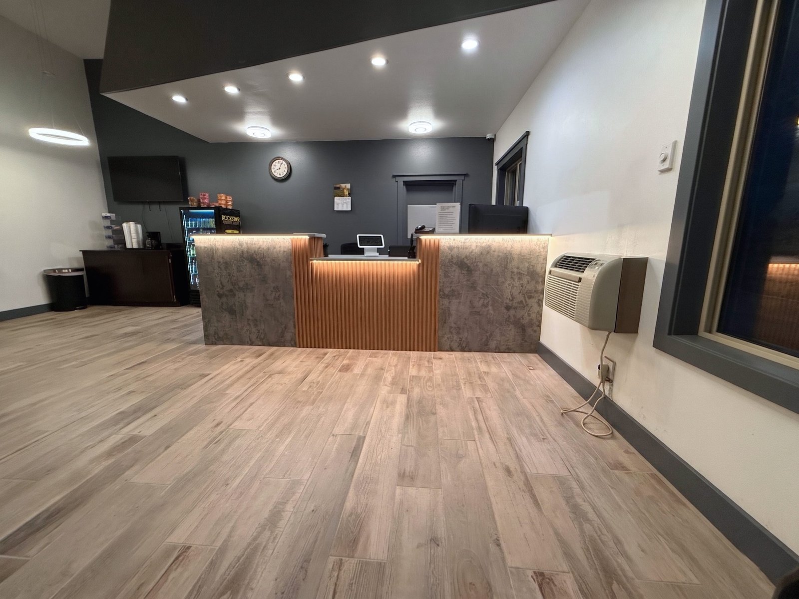 Hermiston Inn & Suites lobby seating area