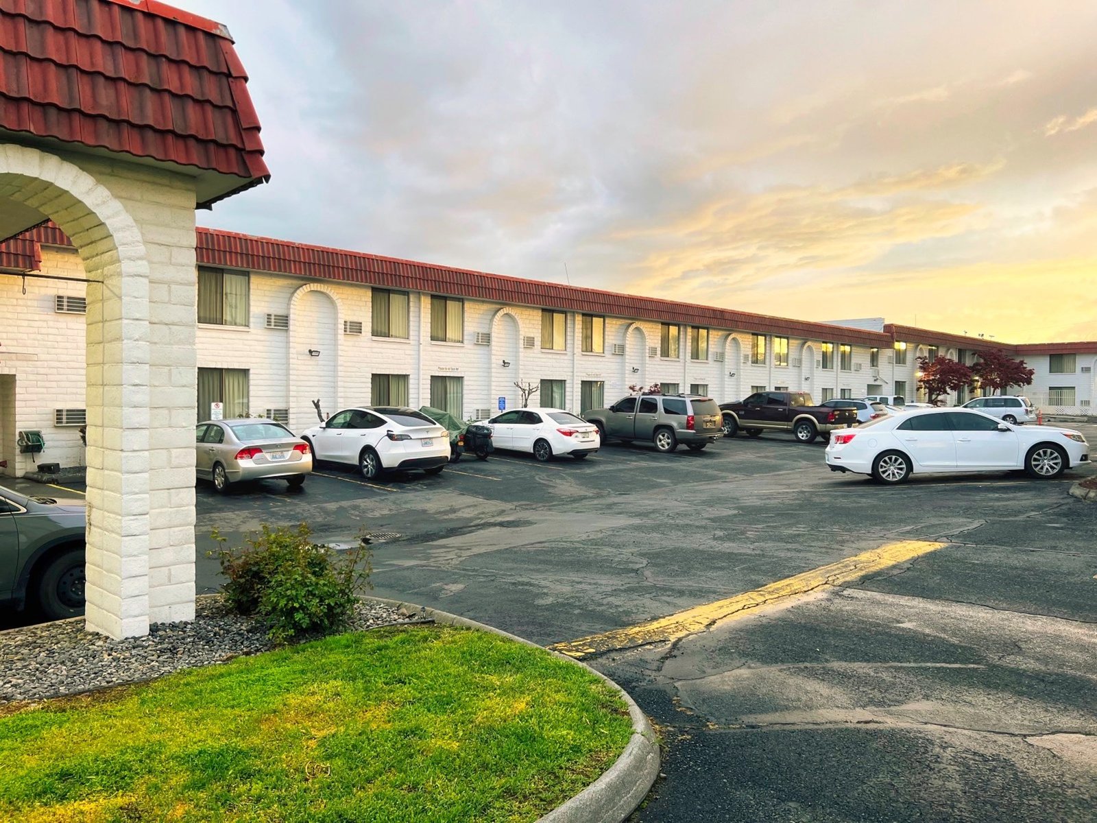 Hermiston Inn & Suites outdoor area and property grounds