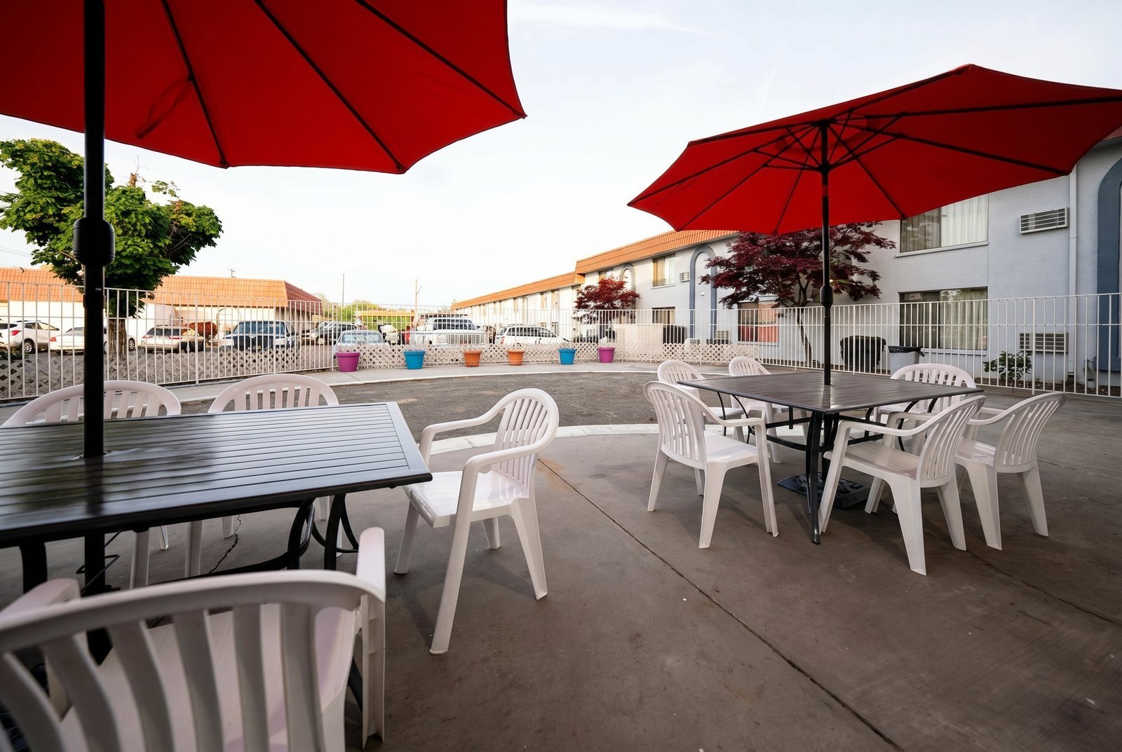 Hermiston Inn & Suites outdoor picnic area
