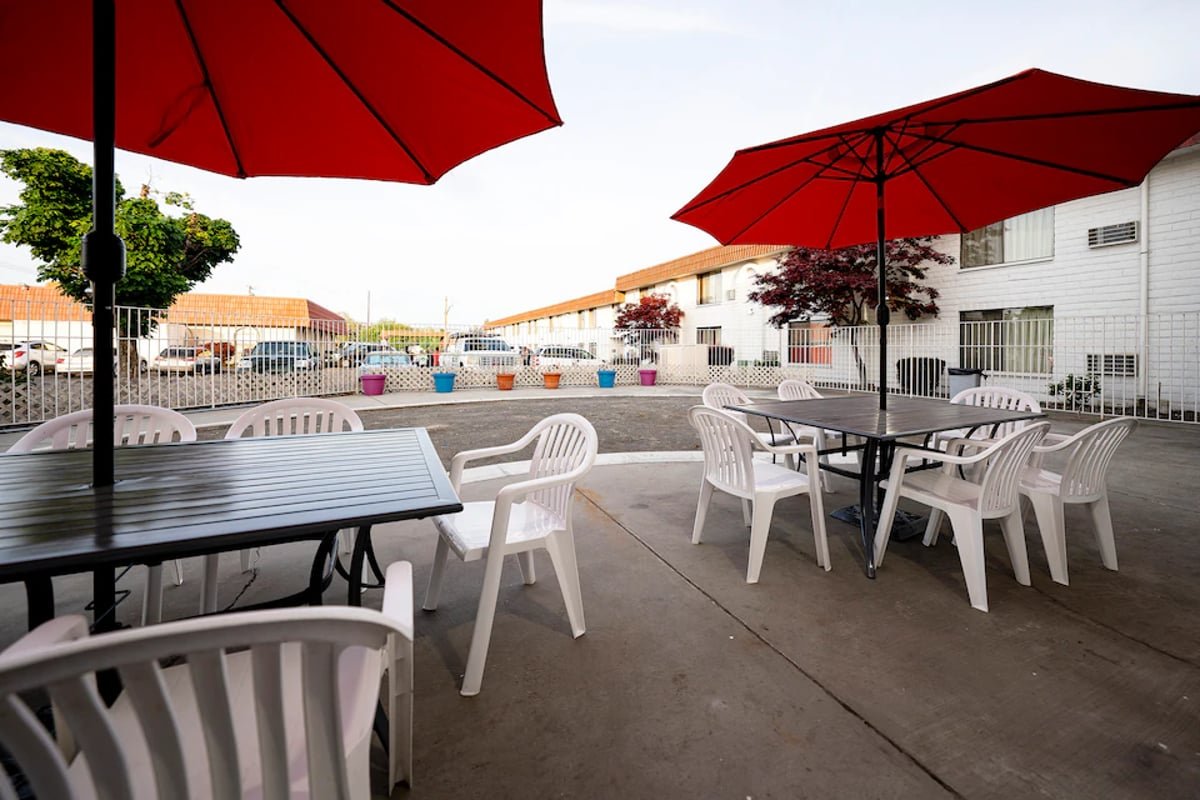 Hermiston Inn & Suites outdoor picnic area