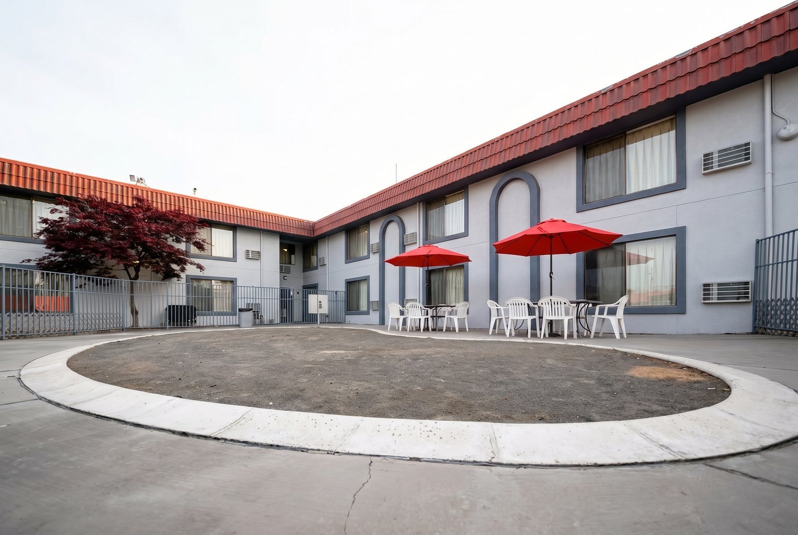 Hermiston Inn & Suites outdoor courtyard