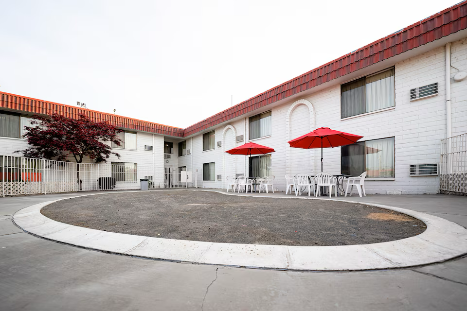 Hermiston Inn & Suites outdoor courtyard