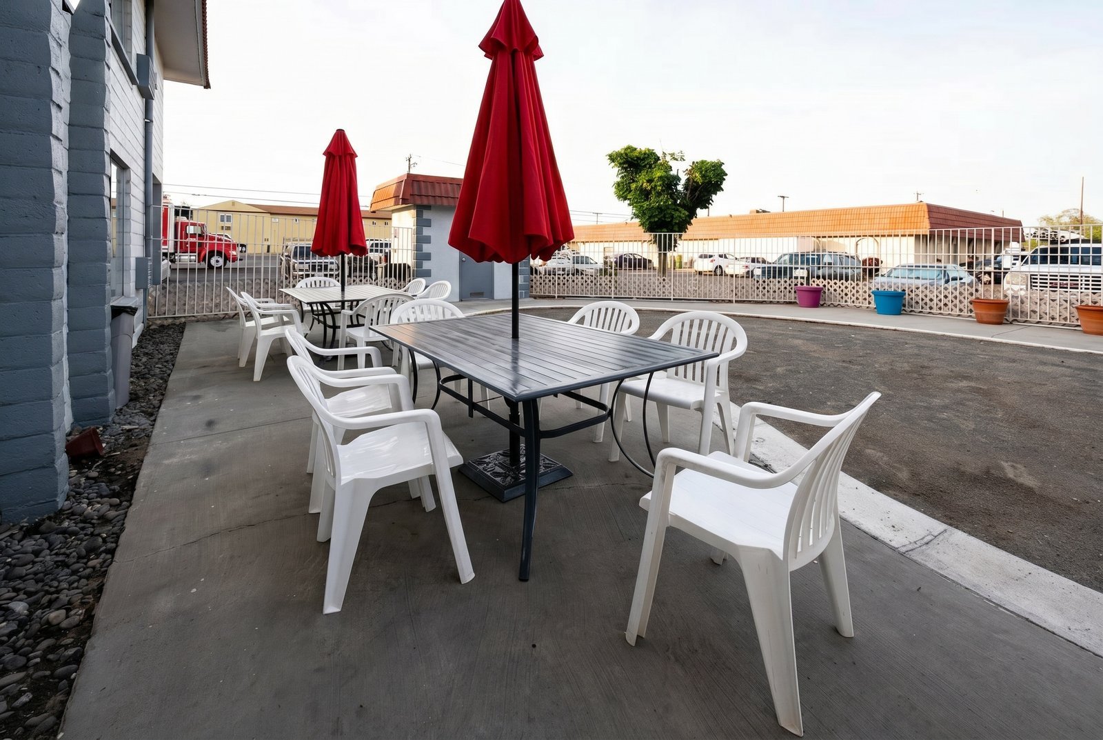 Hermiston Inn & Suites outdoor patio seating area