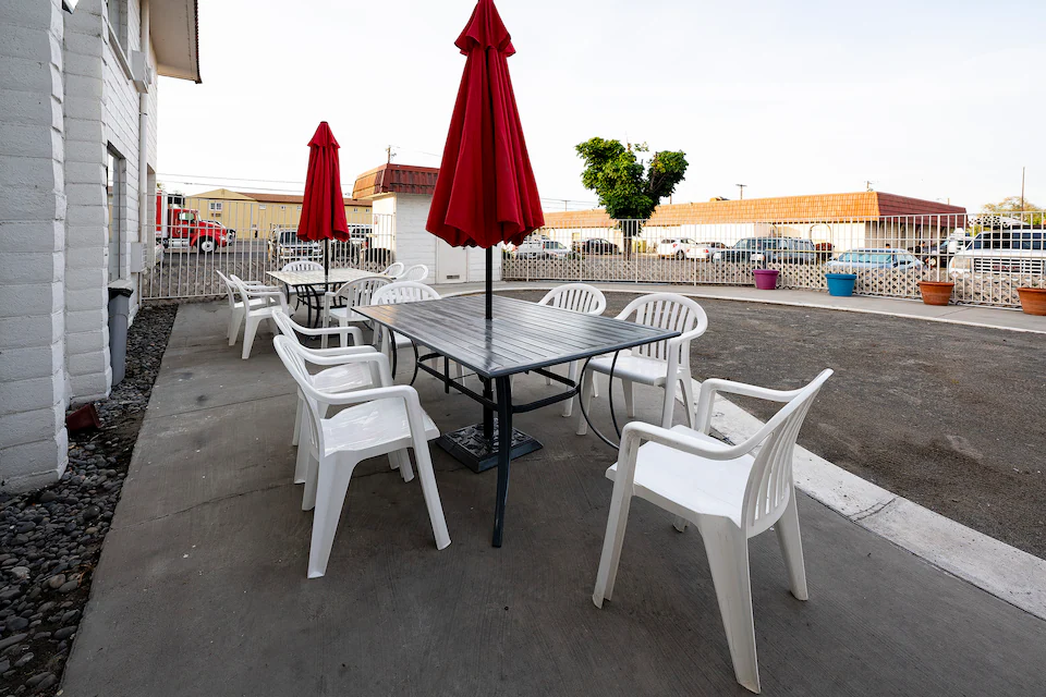 Hermiston Inn & Suites outdoor patio seating area