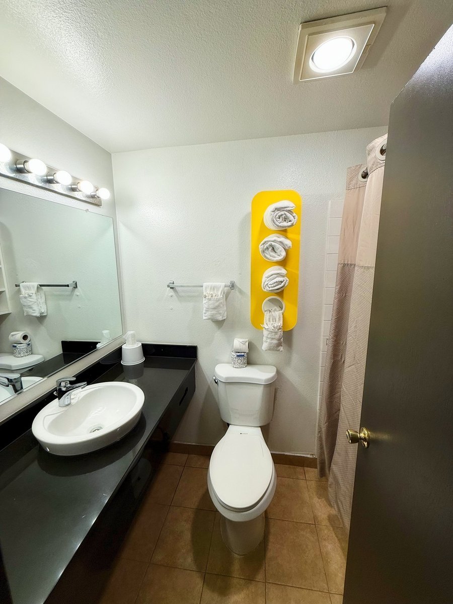 Double Queen Kitchenette Room – view 9