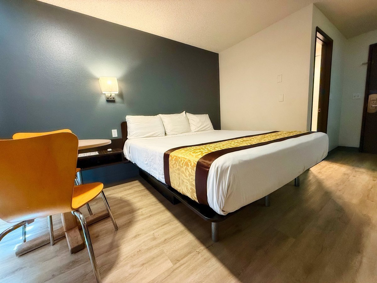 Single King Bed Room
