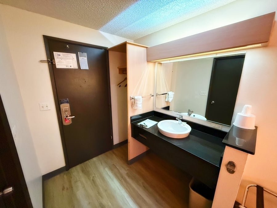 Single King Room – view 2
