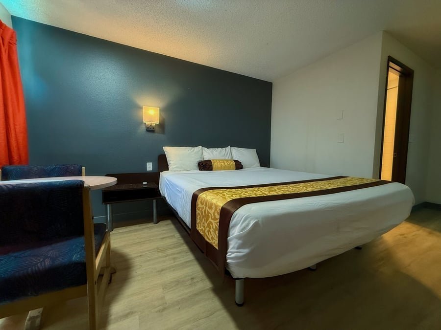 Single King Room – view 3