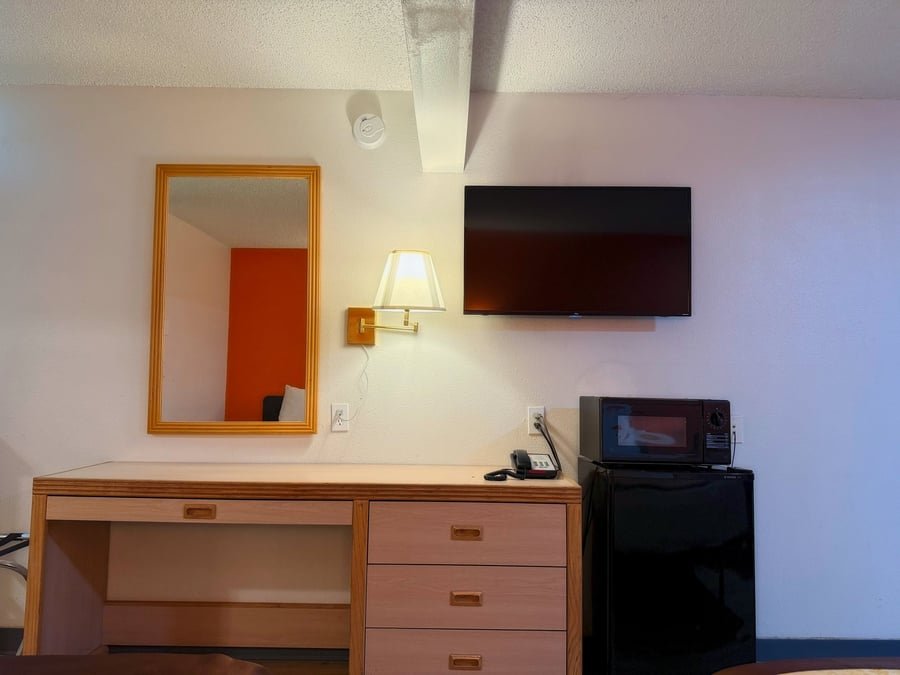 Single King Room – view 8