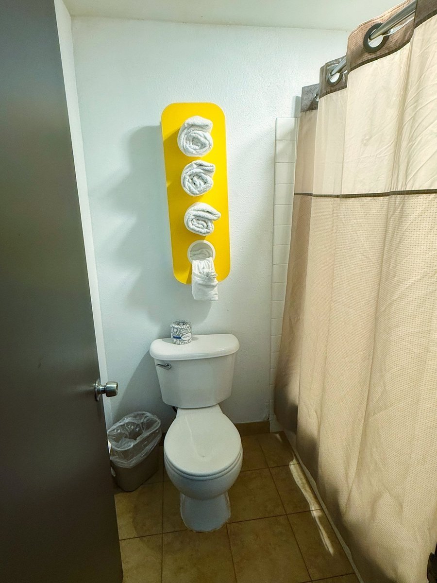 Single King Room – view 11