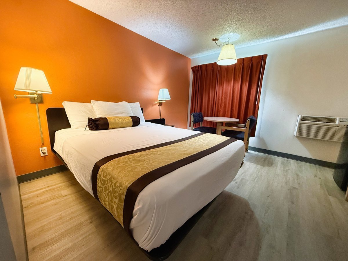 Single Queen Bed Room